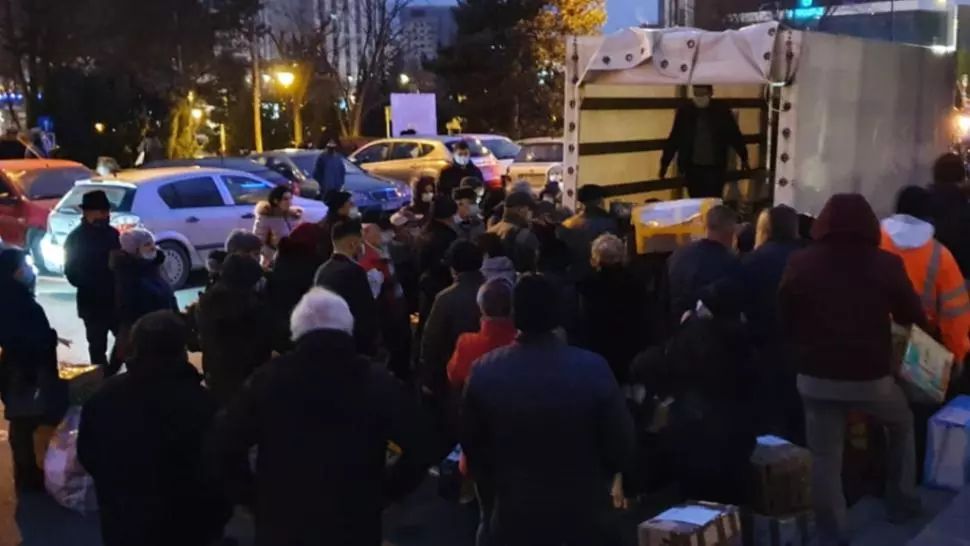 Îmbulzeală într-un oraș CARANTINAT, din România:  Oamenii s-au îngrămădit să trimită colete rudelor din străinătate 