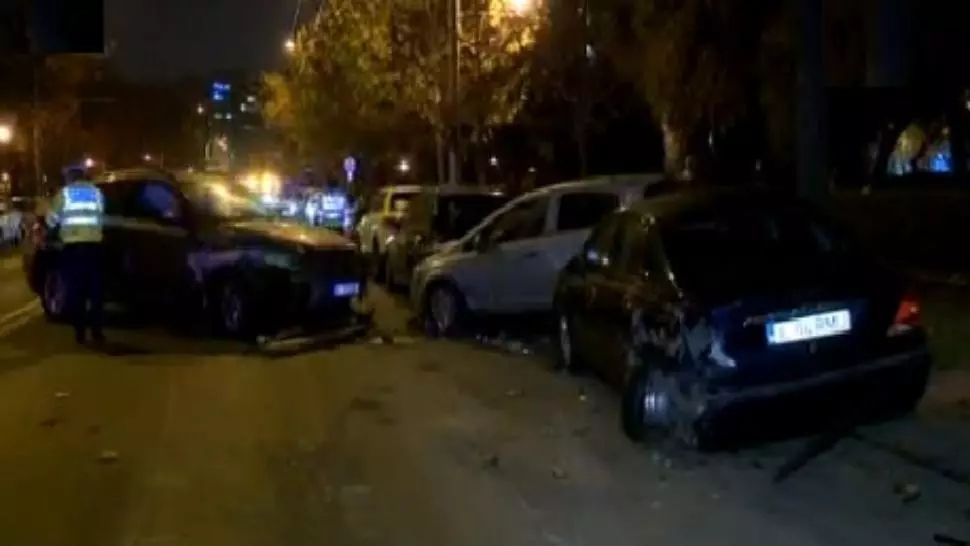 Accident în lanț, joi seară, în Capitală: 8 autoturisme implicate, inclusiv un autobuz