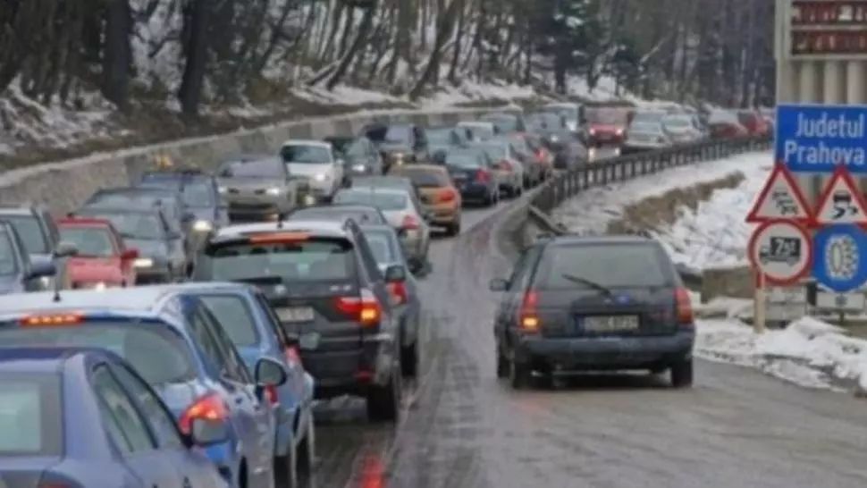 Valea Prahovei, luată cu asalt de turiști! Se circulă bară la bară pe DN1 Ploiești-Brașov