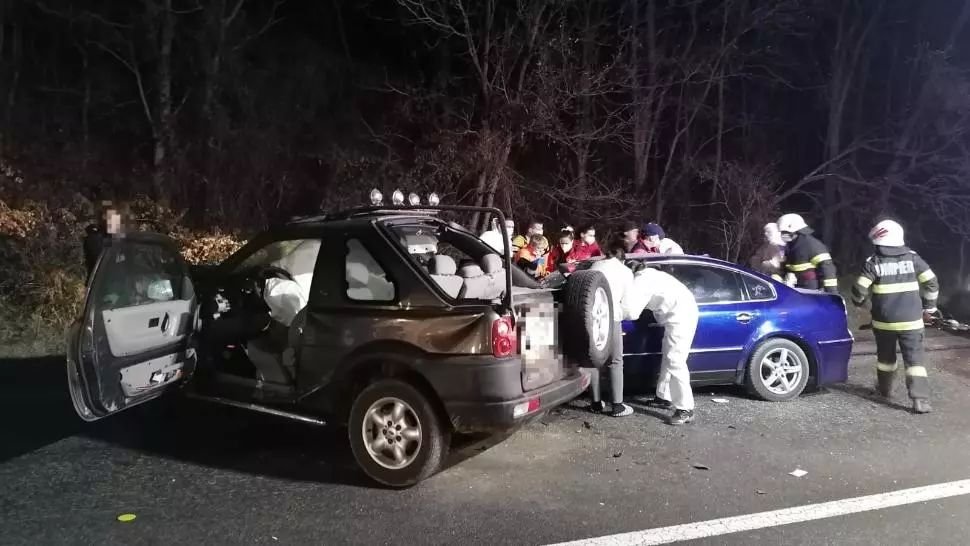 Accident VIOLENT de circulație în județul Sibiu: Patru victime, două dintre ele încarcerate, una rănită grav