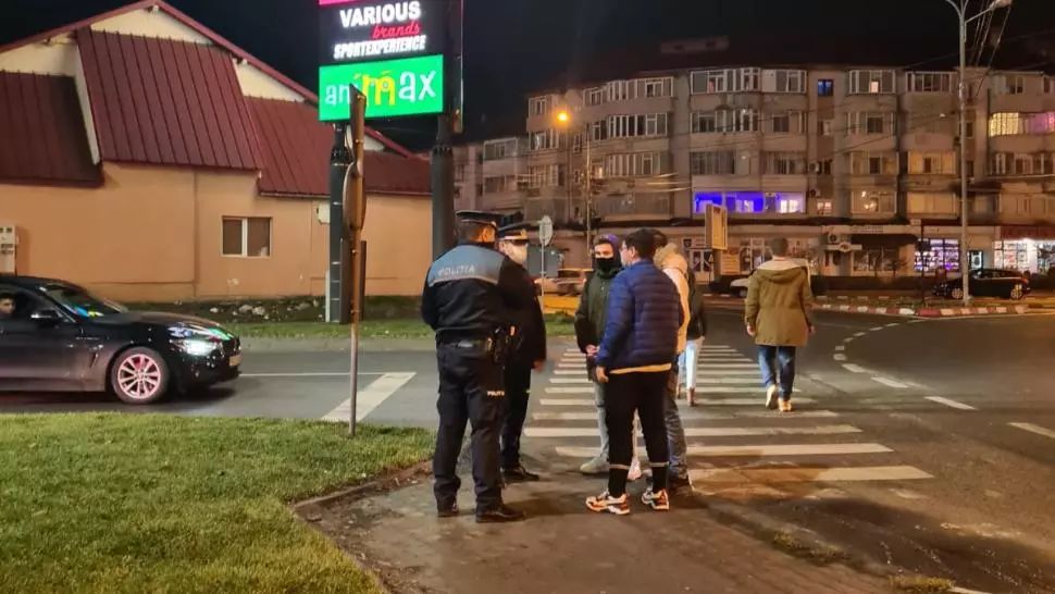  Acțiuni ale polițiștilor în această seară în zona centrelor comerciale din mai multe orașe. Oamenii legii vizează prevenirea și combaterea COVID-19