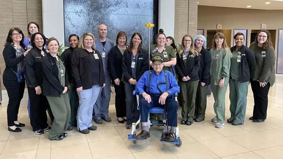 A trecut prin război și s-a vindecat de COVID la 104 ani. Cum l-au întâmpinat cei din familie și medicii care au avut grijă de el - VIDEO