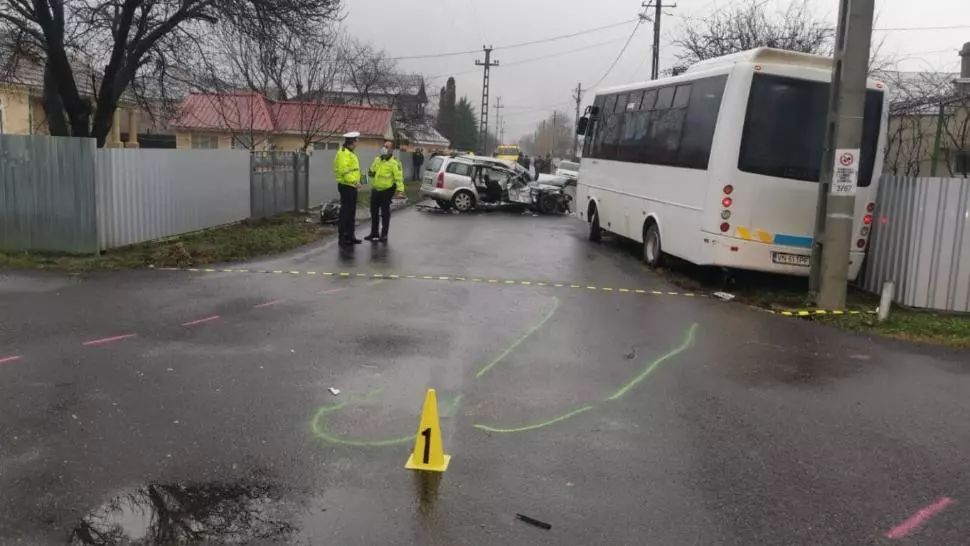 VIDEO | Accident grav în Vrancea cu un microbuz de transport public și un autoturism