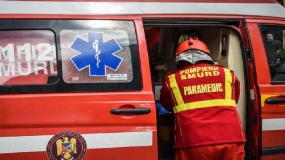 Accident pe un bulevard din Timișoara. O mașină a luat foc, mai mulți tineri răniți