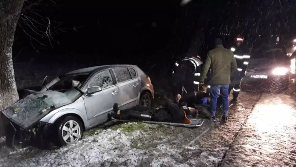 FOTO: Patru oameni la spital, după ce maşina în care se aflau s-a izbit de un pom