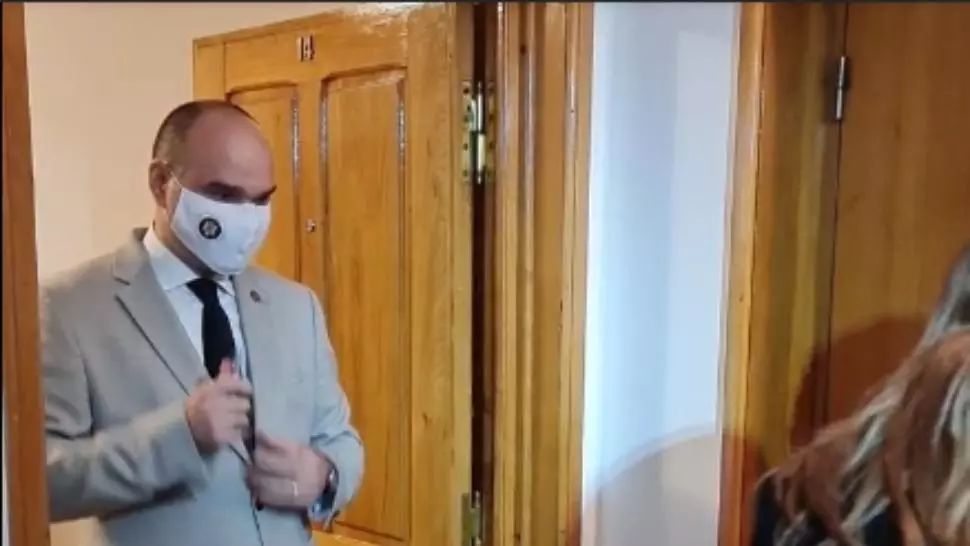 VIDEO Președintele Autorității Electorale, pozitiv COVID, a votat cu urna mobilă