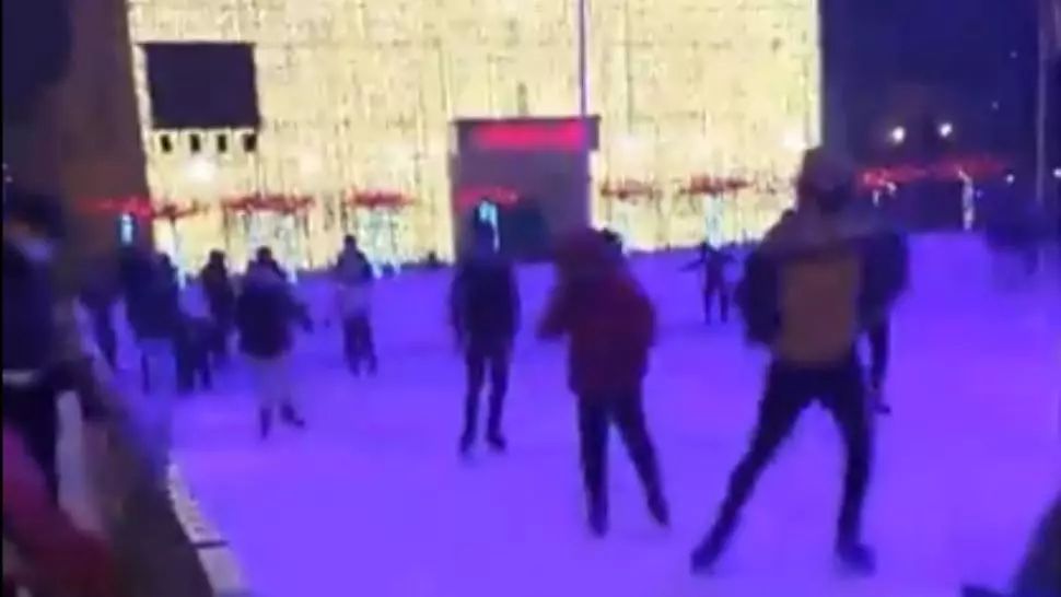 VIDEO Patinoarul din Cernavodă, luat cu asalt, deși orașul este în carantină