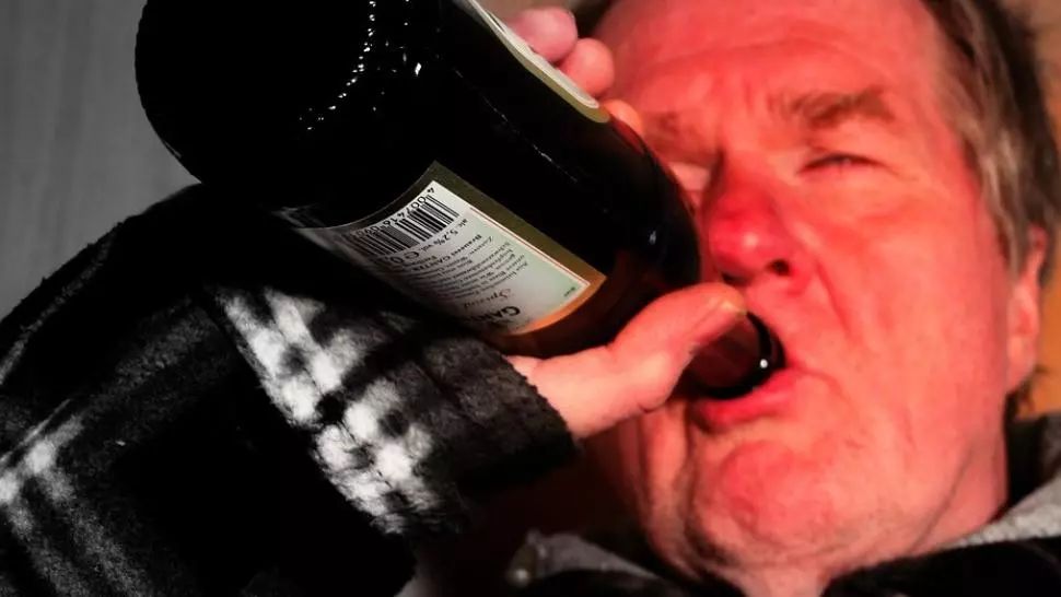 Sute de dosare de pensii, falsificate de medici: prejudiciu uriaș. Rețeaua, deconspirată de pensionari băuți, la o pomană