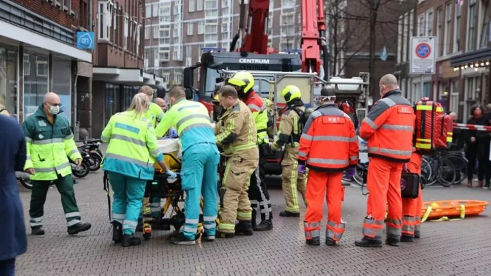 Olanda este în alertă după ce trei oameni au fost ÎNJUNGHIAȚI într-un supermarket din Haga. Atacatorul - ARESTAT | VIDEO