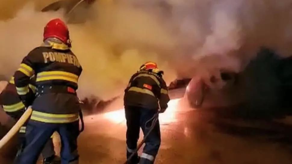 Alertă, în Pitești! Un microbuz a luat foc