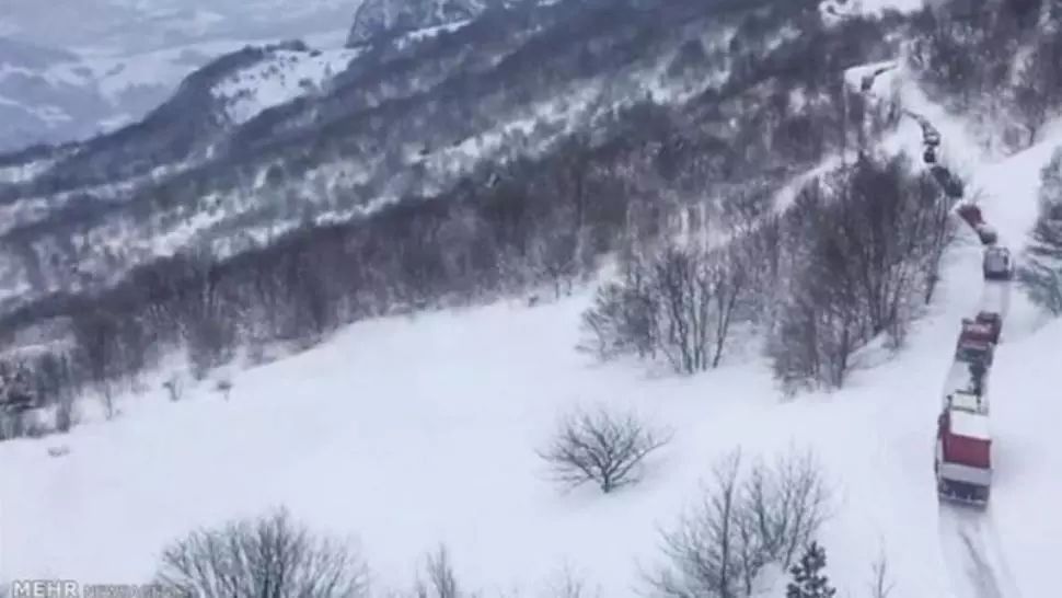 FOTO | 10 morți într-o serie de avalanșe, în Iran. Operațiune dramatică de salvare