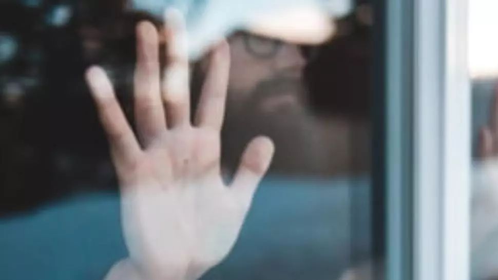 Caz ȘOCANT în Suedia: Femeie de 70 de ani, arestată după ce și-a sechestrat propriul fiu aproape 30 de ani