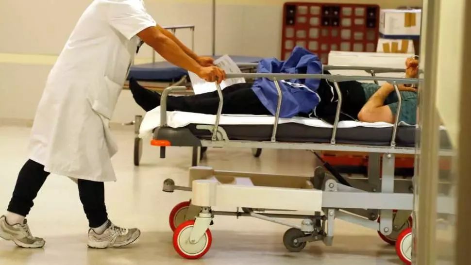 Brancardierul care a detubat din greșeală o pacientă Covid-19 în stare critică, reținut pentru 24 de ore. Femeia a murit