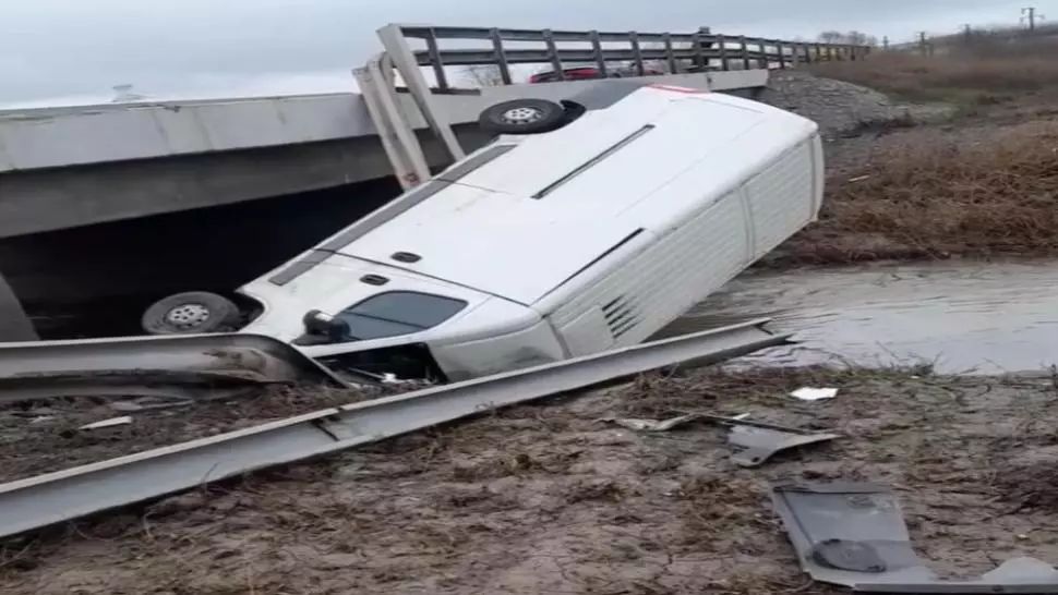 VIDEO/ Accident spectaculos. Șofer beat, a plonjat cu autoutilitara într-un pârâu