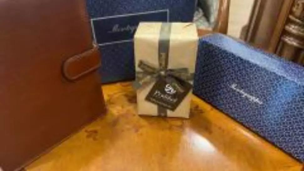 SCANDAL pe cadourile de lux de la Sectorul 5: pachete pentru profesori de câte 1.000 de euro! Piedone refuză să plătească 7,5 milioane de euro