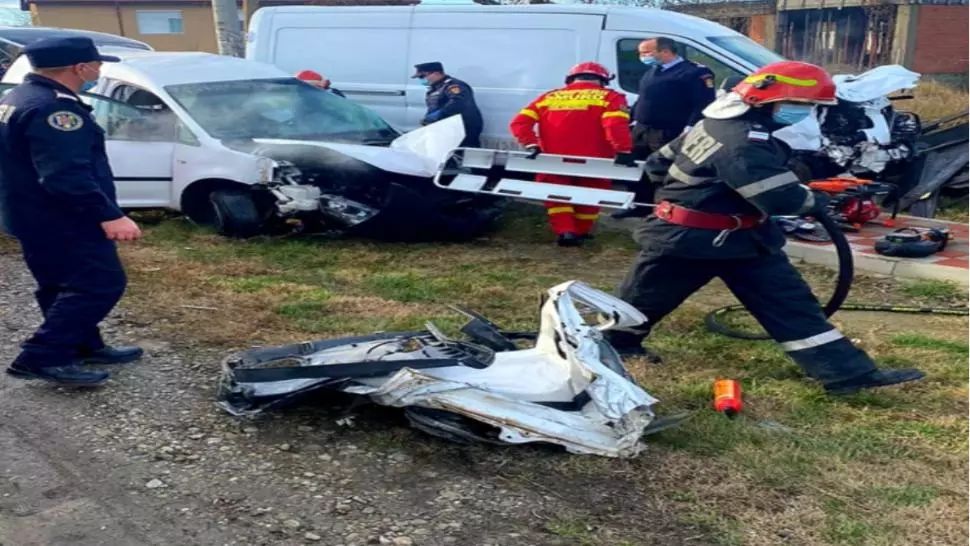 FOTO | Accident grav cu două autoutilitare, în Ialomița. Un mort și trei răniți