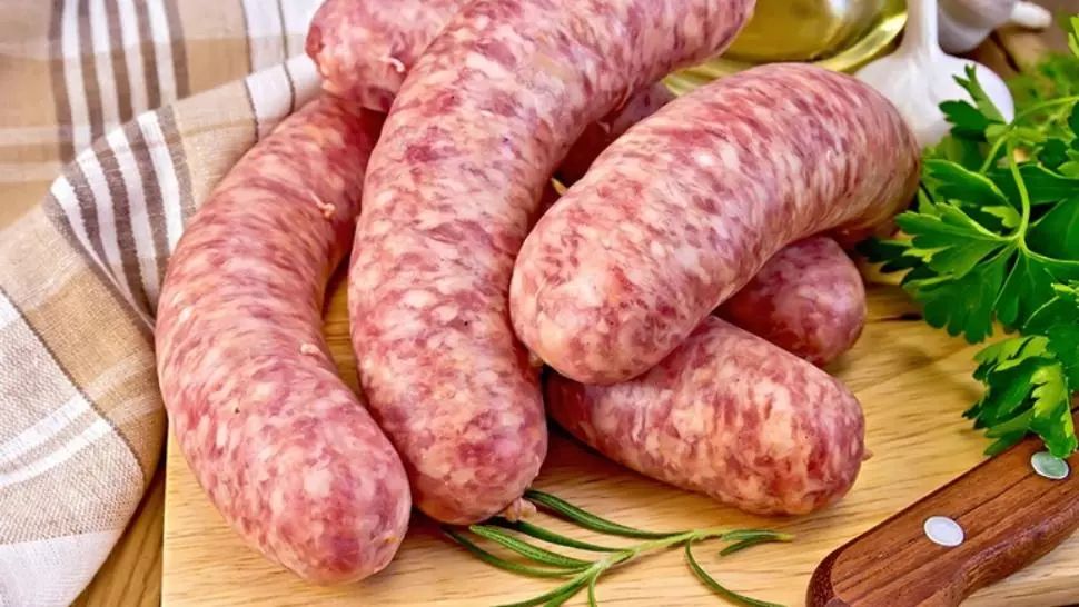 Cârnați de casă fragezi și gustoși. Secretul pentru un preparat fără egal: gospodinele cu experiență cunosc trucul