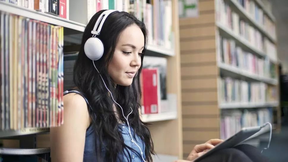 Pericolul uriaș pentru cei care ascultă muzică în căști - La ce riscuri se expun