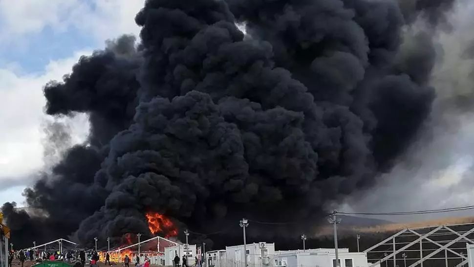 VIDEO | Incendiu devastator într-o tabără de migranți din Bosnia. Focul ar fi fost pus intenționat