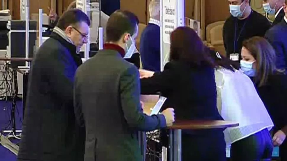 Sfidare la Parlament. Nou deputat PSD, fără mască la preluarea mandatului