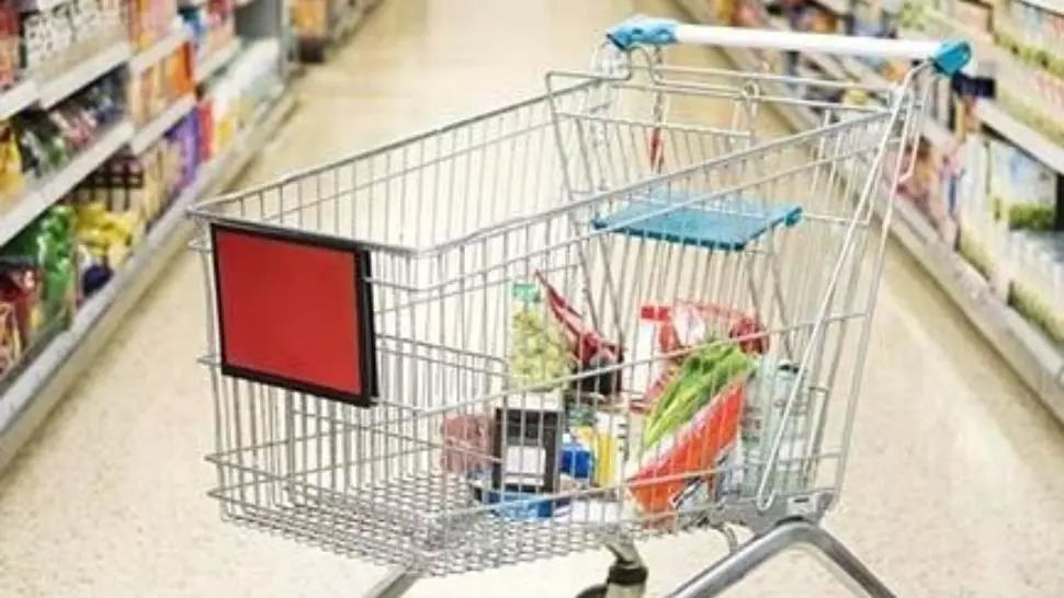 Românii strâng tot mai mult cureaua! La ce au renunțat oamenii din cauza prețurilor uriașe