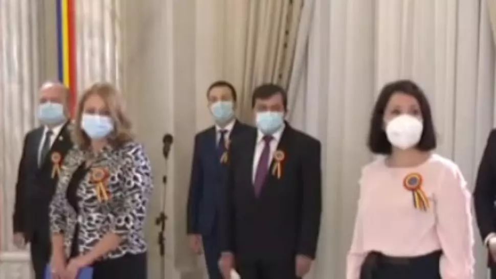 VIDEO Eroi din prima linie a frontului COVID-19, decorați de Klaus Iohannis de Ziua Națională: „Medicii au depus eforturi supraomenești. Mă înclin cu recunoștință și profund respect”