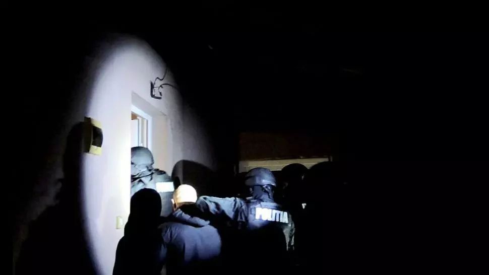 VIDEO Percheziţii în Bucureşti şi patru judeţe, la fabricanți clandestini de țigări