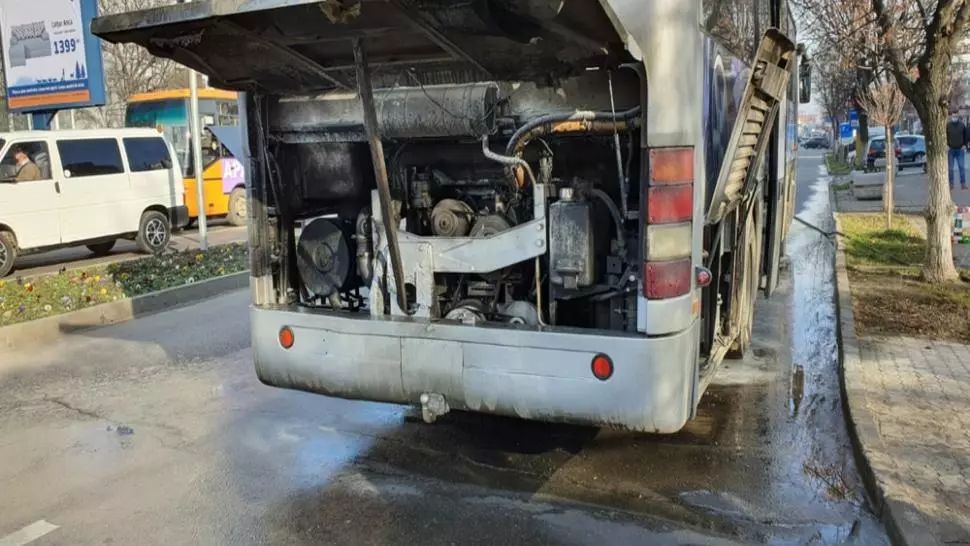 Un autobuz a luat foc în plină stradă, în Slatina