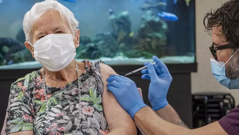O femeie de 90 de ani, prima persoană din Elveția vaccinată împotriva Covid-19