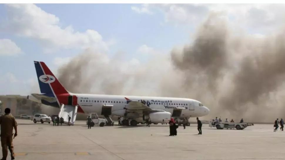EXPLOZIE puternică pe un aeroport din Yemen! Cel puțin 26 de victime în măcelul de la Aden