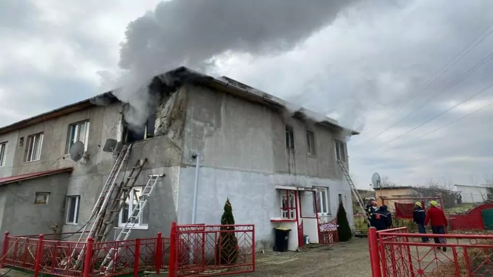 FOTO/  Bloc de locuinţe cuprins de flăcări! Locatarii au reuşit să se evacueze la timp