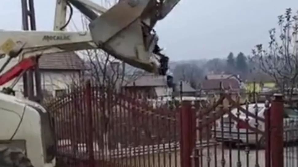 Gunoiul de pe malul apei, strâns de primar și vărsat în curtea bărbatului care l-a aruncat