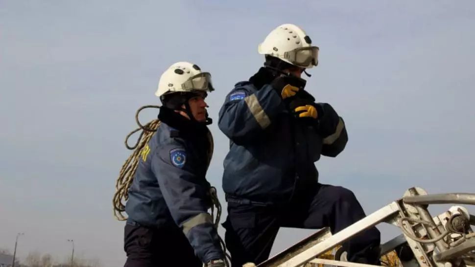 Salvare spectaculoasă a unei fetițe de 8 ani, în Republica Moldova! Pompierii au intervenit exact înainte de a cădea în gol de la etajul 12 al unui bloc