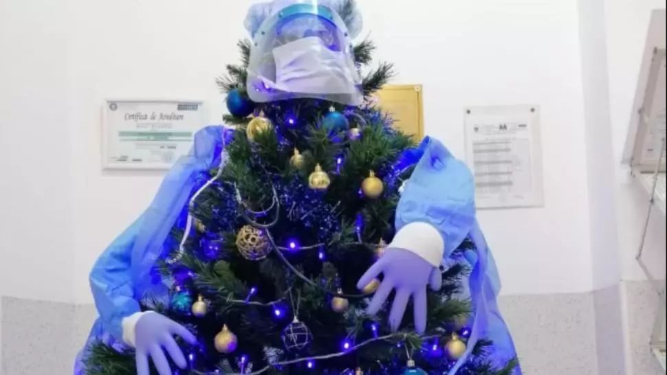 Crăciun în pandemie: brad decorat cu mănuși, vizieră și mască, la Spitalul de Pneumoftiziologie, din Sibiu