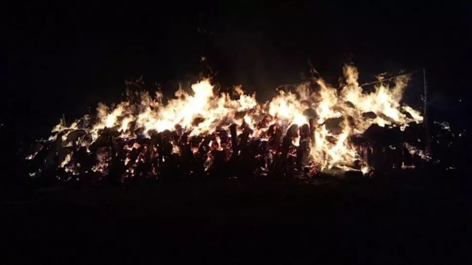 VIDEO Incendiu puternic la un depozit de furaje, provocat de copii care se jucau cu petarde