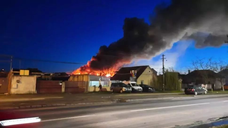 VIDEO Incendiu de proporții într-un supermarket din Arad, zeci de pompieri și voluntari au intervenit