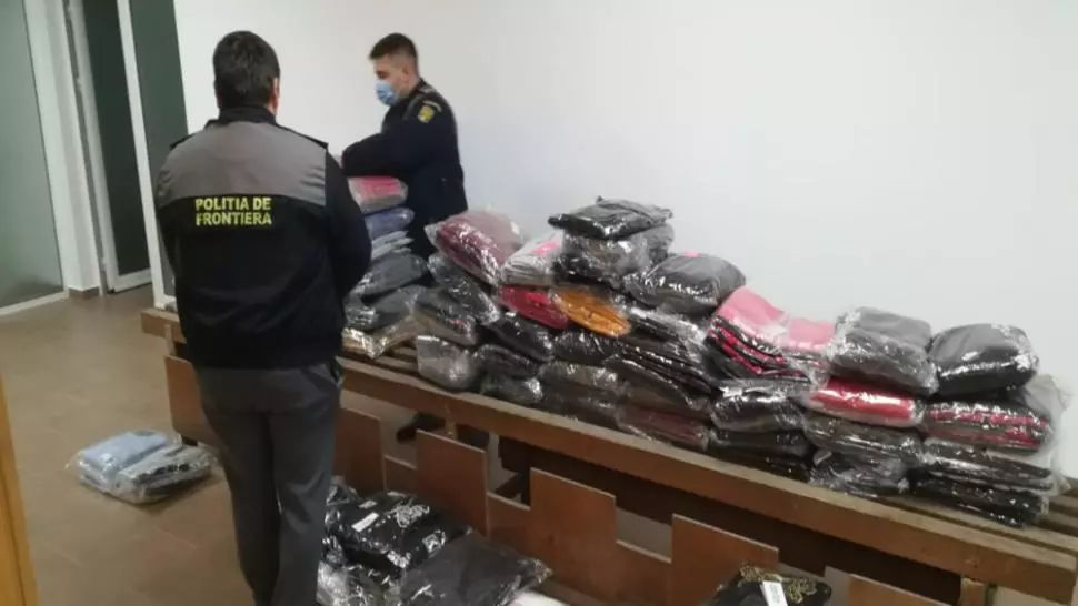FOTO | Un cetățean bulgar a fost prins cu haine contrafăcute de peste 77.000 lei, la Vama Veche