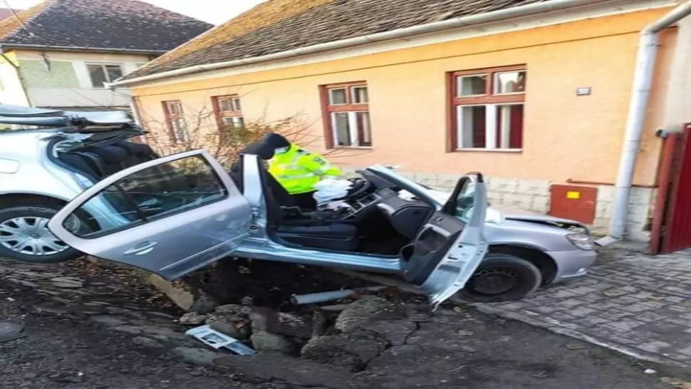 FOTO/ Grav accident în județul Mureș. Două victime după ce o mașină s-a rupt în două