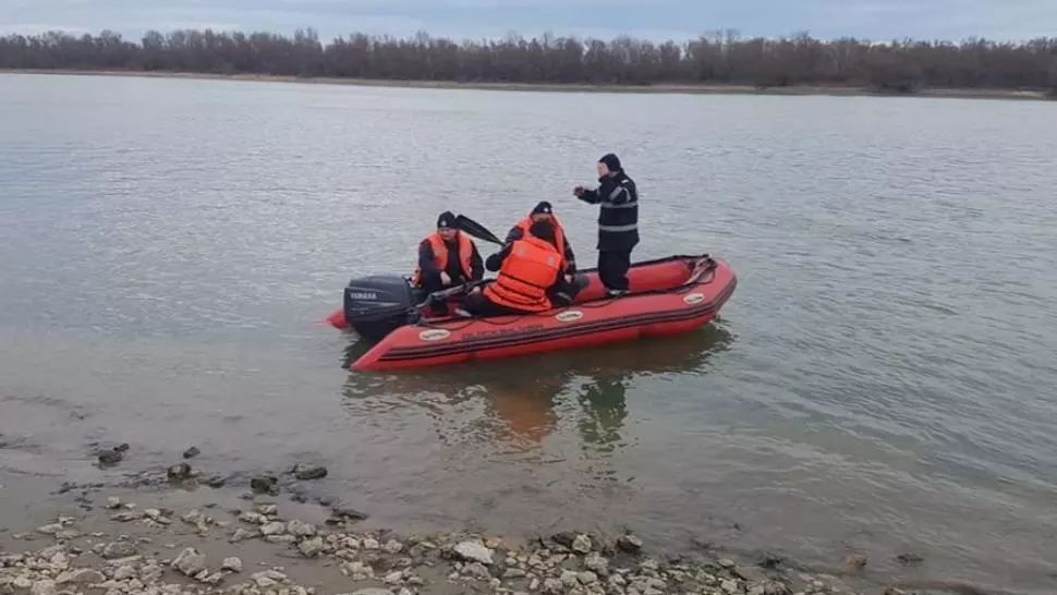 Operațiune de salvare pe brațul Borcea. Doi bărbați s-au răsturnat cu barca