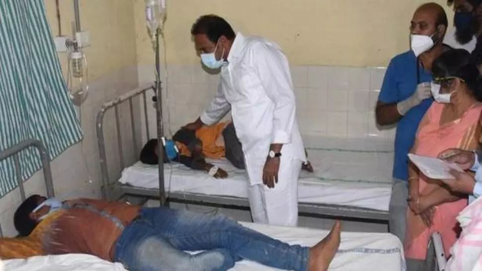 Boala misterioasă care a ucis un indian și i-a băgat în spital pe alți 227