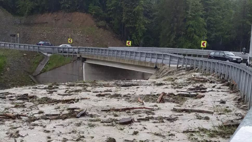 VIDEO Familii izolate în Vrancea din cauza inundațiilor. Prognoză sumbră de la meteorologi