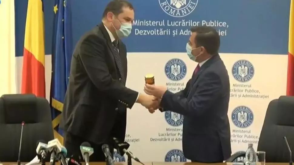 VIDEO Fostul ministru Ion Ștefan i-a dat cadou succesorului Cseke Attila un borcan cu miere