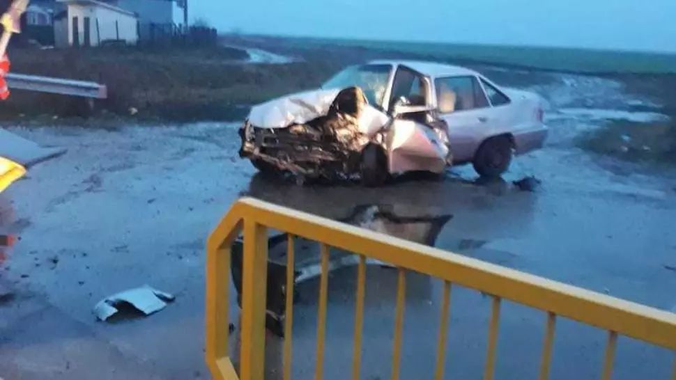 Accident GRAV la Moțăței, județul Dolj - CINCI persoane au ajuns la spital după ce două mașini s-au ciocnit frontal