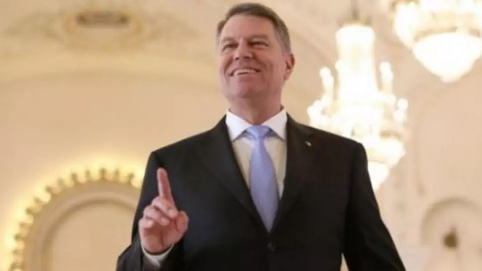 Un viitor parlamentar îl sfătuiește pe Klaus Iohannis să poarte un costum special anti COVID-19 la consultările de la Cotroceni