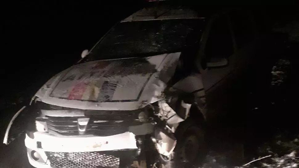 Un polițist vrâncean a făcut praf Loganul de serviciu. Polițistul nu se afla la prima abatere