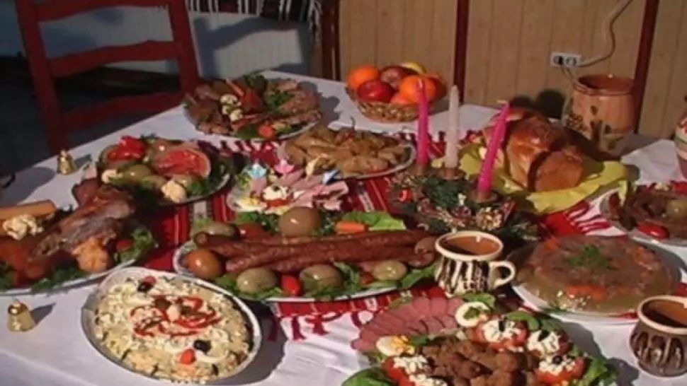 Cât de "românesc" este meniul de Crăciun. Cum am adoptat salata boeuf, caltaboșii și sarmalele