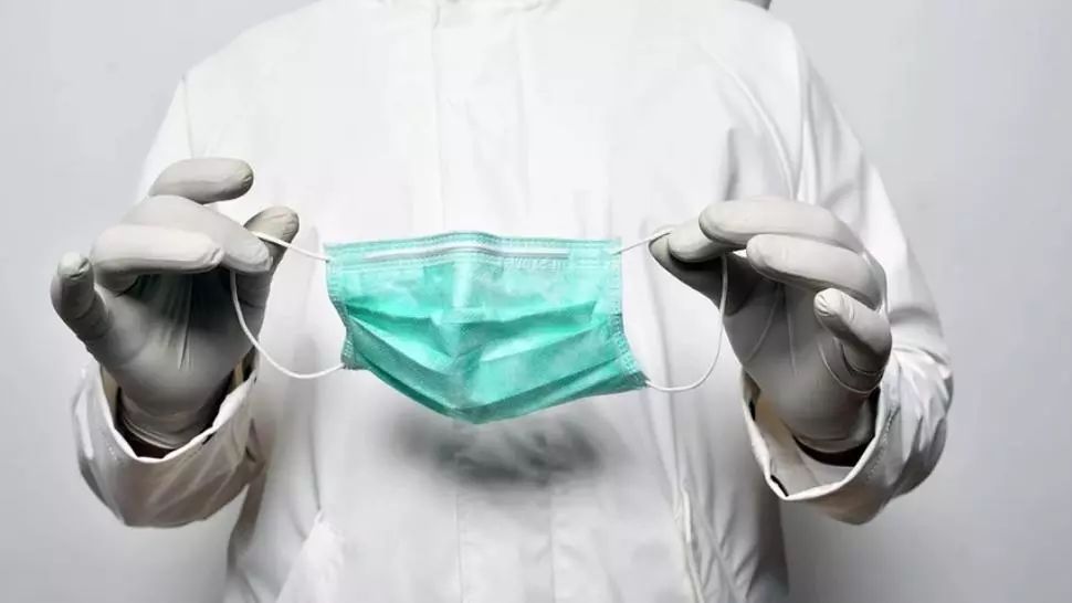 Purtarea măștii de protecție în exterior va deveni "istorie" pentru spanioli. De când este valabilă măsura 