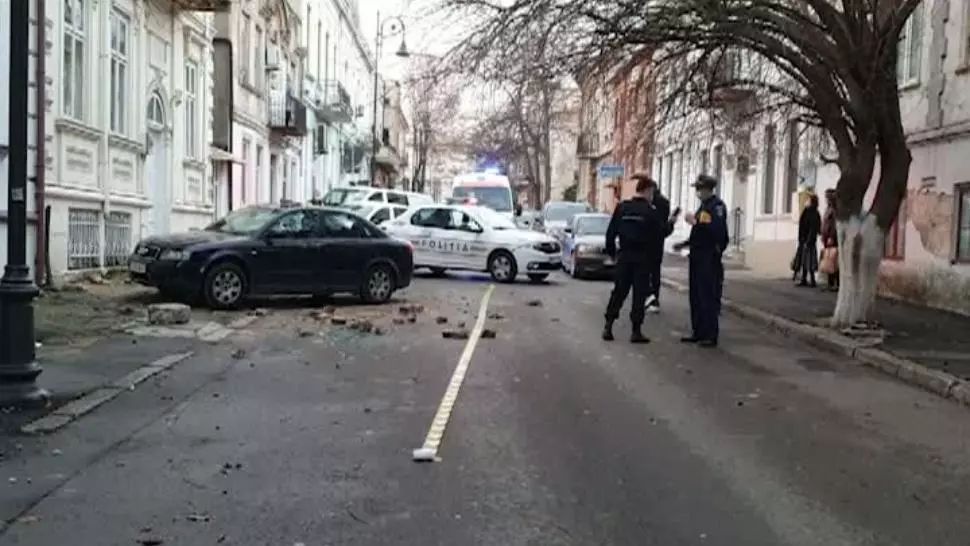 Ploaie de cărămizi peste mașini parcate, la Constanța