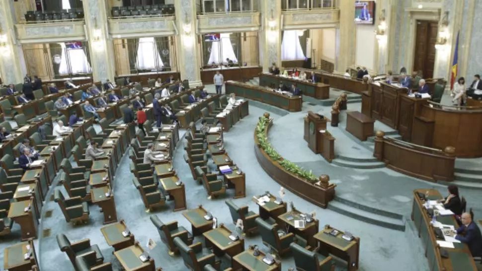 Proiectul pentru combaterea antițigănismului - ADOPTAT. Care sunt PEDEPSELE cu închisoarea pentru acţiuni de ură împotriva romilor