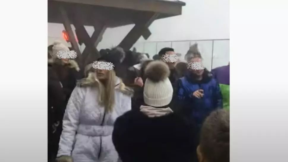 VIDEO Petrecere pe Postăvarul, zeci de oameni NU respectă nicio regulă de protecție și distanțare